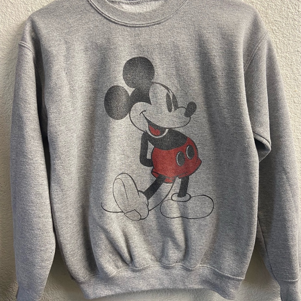 Vintage Mickey Mouse crewneck. super cute,super trendy and comfortable
